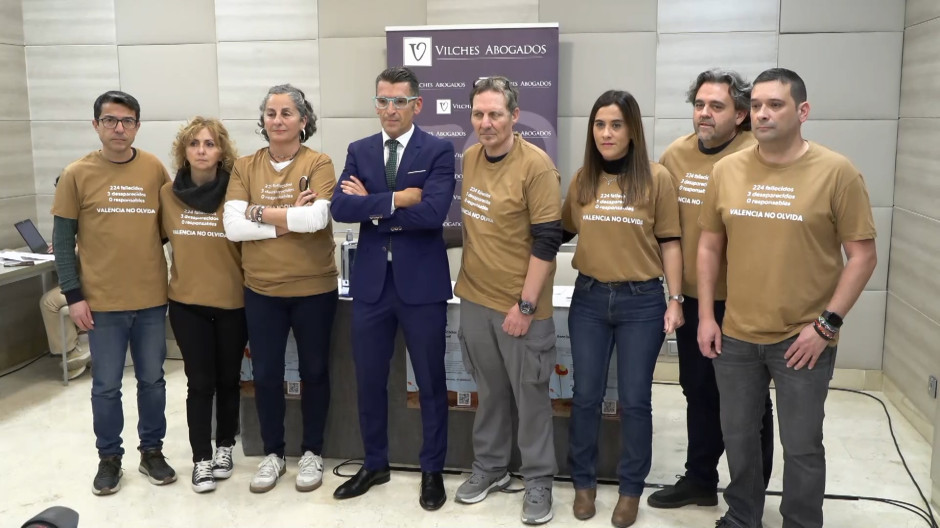 Varios miembros de la asociación de damnificados junto al abogado que les representa