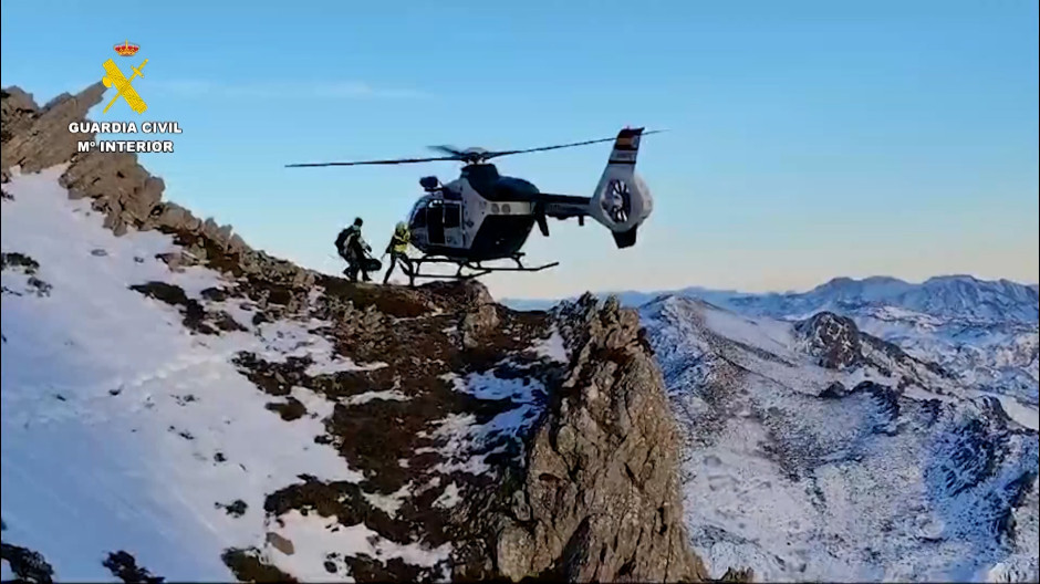 La Guardia Civil rescata a un montañero en Cabrillanes (León) tras resbalar y sufrir una lesión