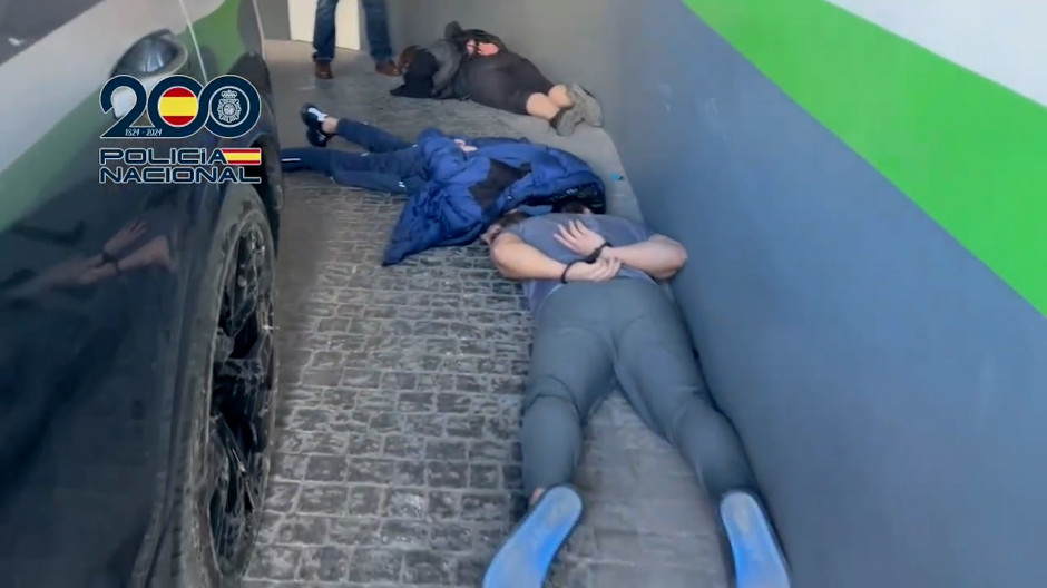Tres delincuentes secuestran a un hombre en Marbella y se escapa descolgándose por el balcón