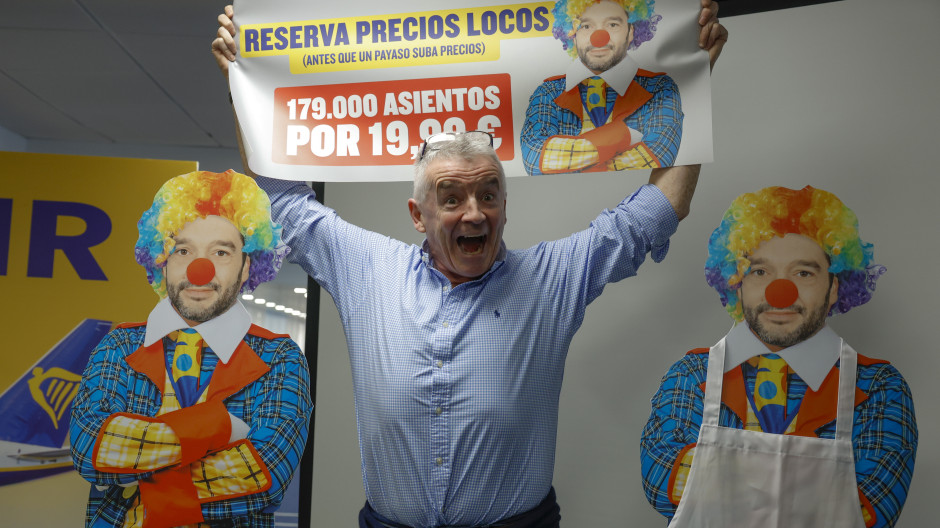 El CEO de Ryanair viste de payaso al ministro Bustinduy y le invita a leer la ley: «Nos da la razón»
