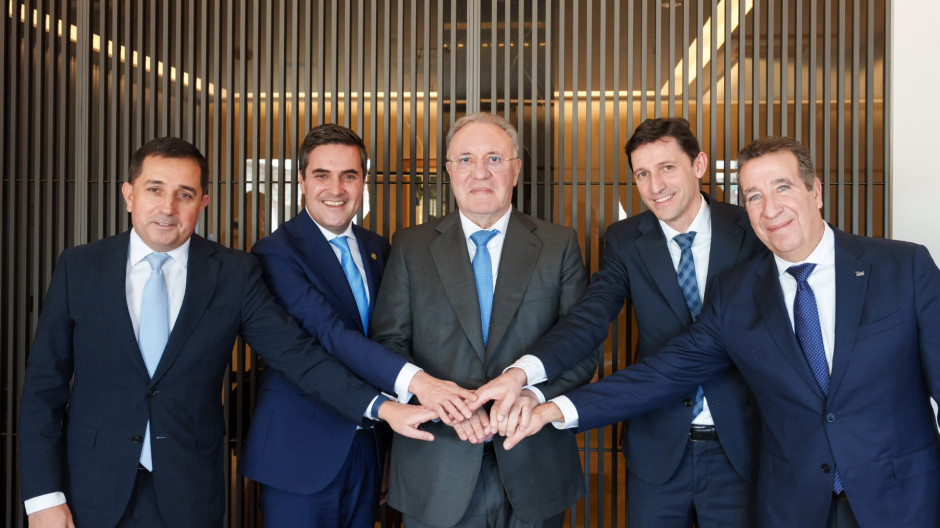 Representantes del consorcio vasco liderado por Sidenor