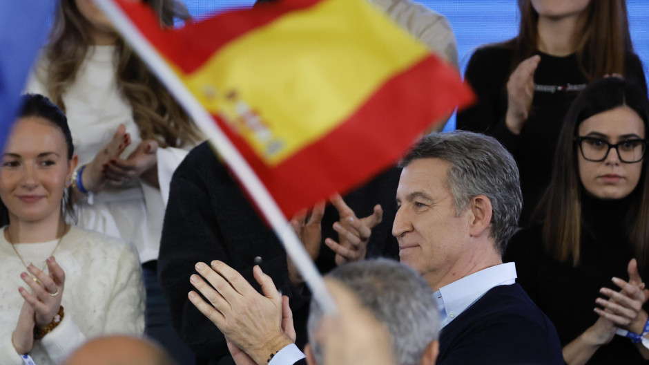 El líder del PP, Alberto Núñez Feijóo, sonríe a su llegada a la celebración del primer aniversario de la victoria electoral de Rueda