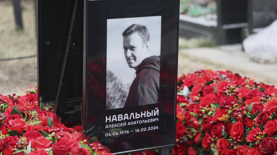 Ofrendas florales y un retrato se ven en la tumba del fallecido líder de la oposición rusa Alexei Navalny en el cementerio de Borisovskoye, en Moscú,