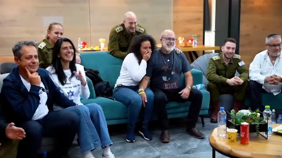 Las familias de Omer Wenkert, Eliyah Cohen y Omer Shem Tov viendo emocionados como son transferidos a manos de la Cruz Roja