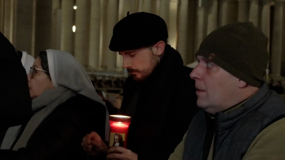 Fieles rezando en la Plaza de San Pedro por la salud del Papa Francisco
