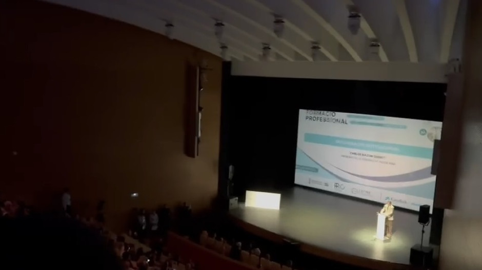 Mazón sufre otro escrache en la inauguración de un congreso educativo