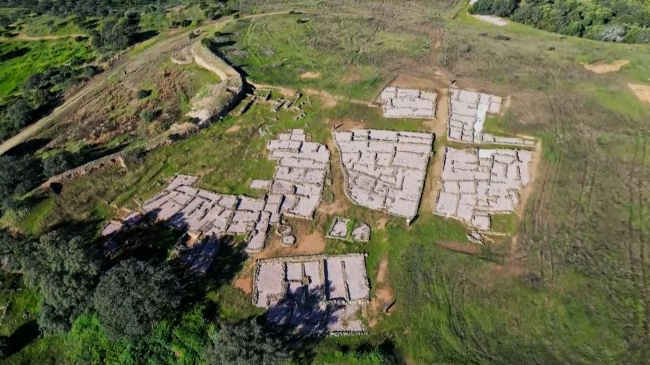 Una arqueóloga muestra las calles donde los tartesios paseaban en Tejada la Vieja, Huelva