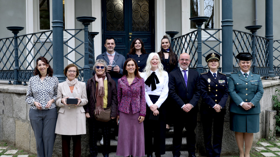 El delegado del Gobierno en Madrid, Francisco Martín, y sus premiadas por el 8M