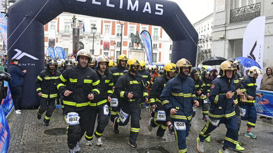 3.000 deportistas acompañan a los Bomberos en una carrera por las calles de Madrid