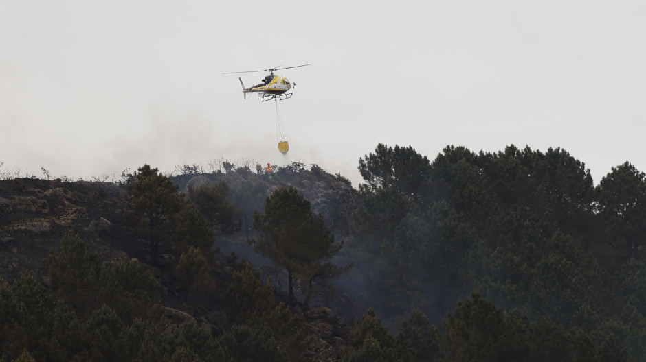 Helicóptero que se ha sumado al dispositivo para ayudar a controlar las llamas