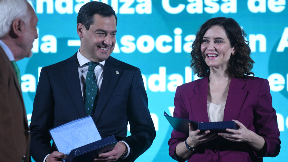 El presidente de la Junta de Andalucía, Juanma Moreno, y la presidenta de la Comunidad de Madrid, Isabel Díaz Ayuso