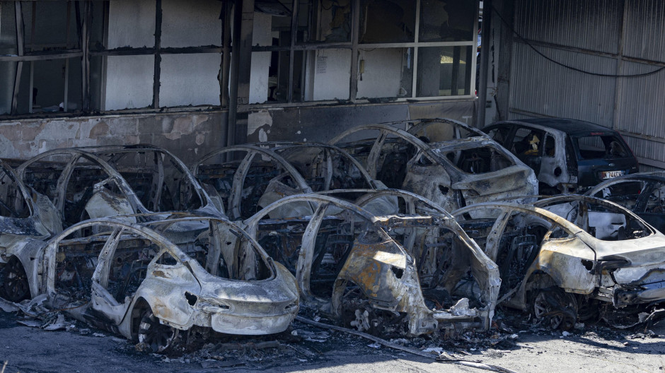 Un incendio en un concesionario de Tesla en Roma deja 17 coches calcinados