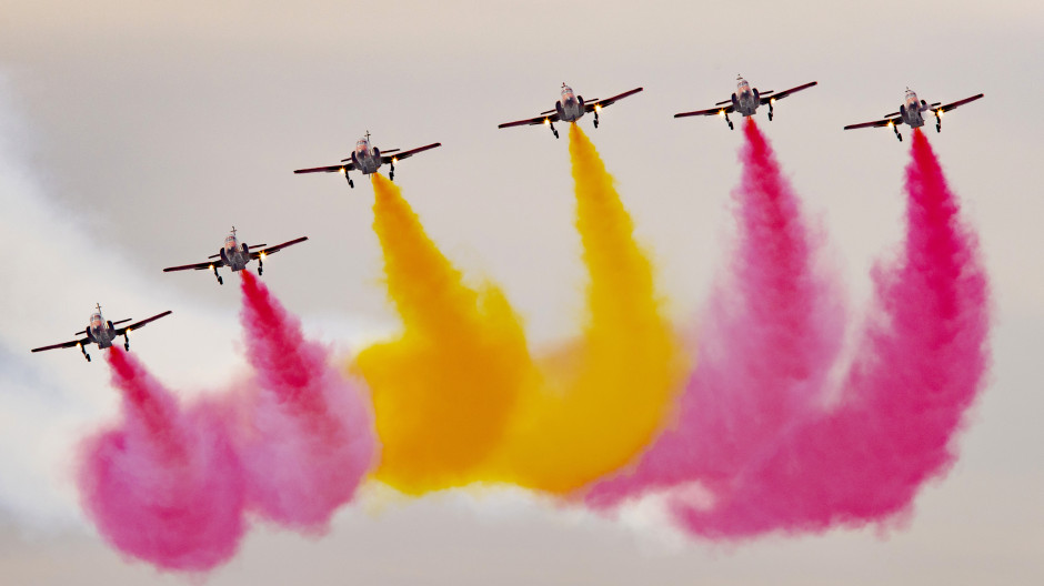 La Patrulla Águila celebra su cuarenta aniversario dibujando la bandera de España por todo el mundo