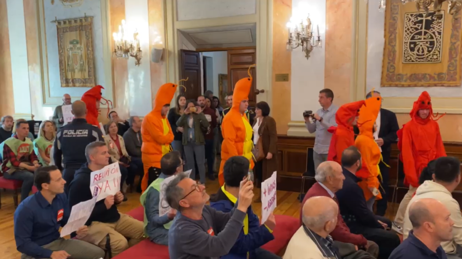 Varias personas disfrazadas de gamba en el Ayuntamiento de Alcalá de Henares