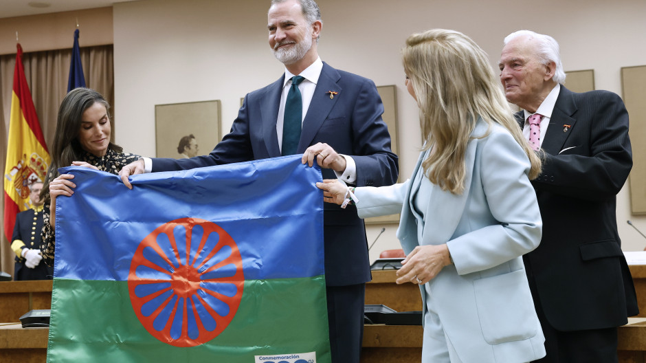 El Rey sostiene una bandera del pueblo gitano junto a Juan de Dios Ramírez de Heredia