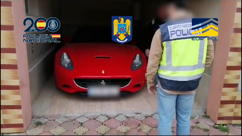 Uno de los vehículos de alta gama embargados en la operación
