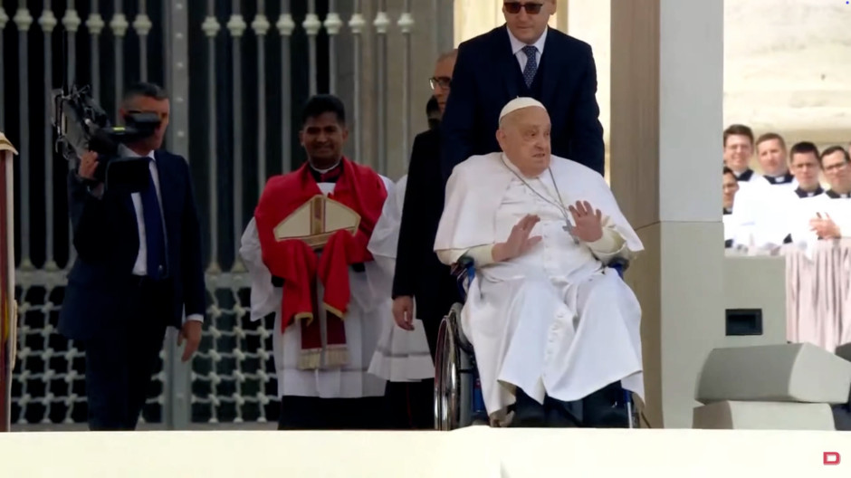 El Papa Francisco reaparece en la plaza de San Pedro