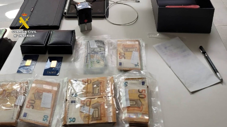 Dinero y objetos encontrados en una de las casas de los detenidos