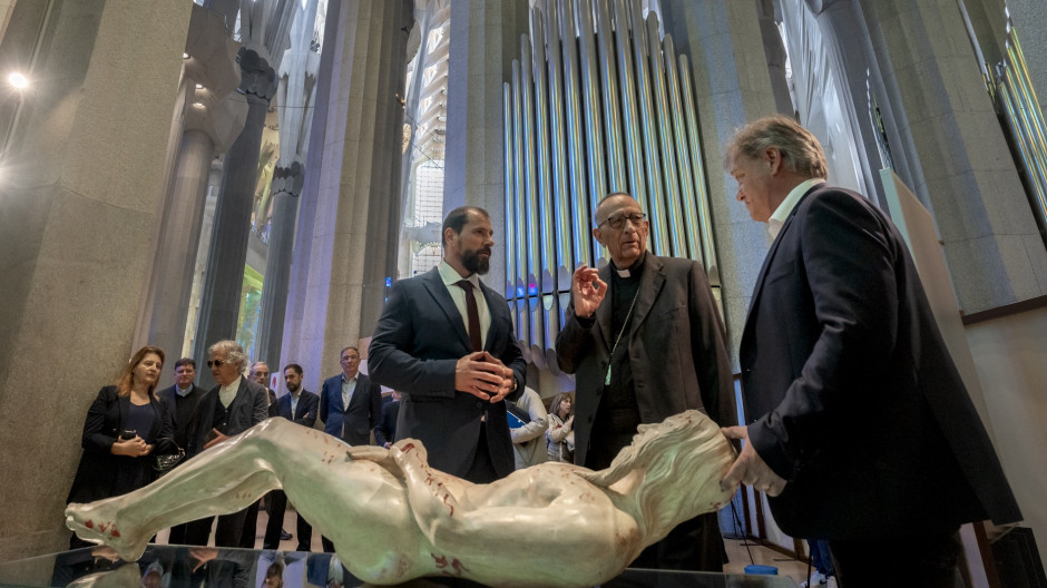 El cardenal Omella, en el centro, junto a la escultura 'Hombre del Santo Sudario'