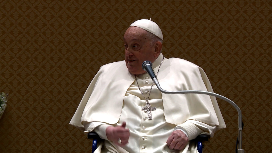 Francisco se encuentra en el Vaticano con el personal del Gemelli que lo atendió durante su hospitalización