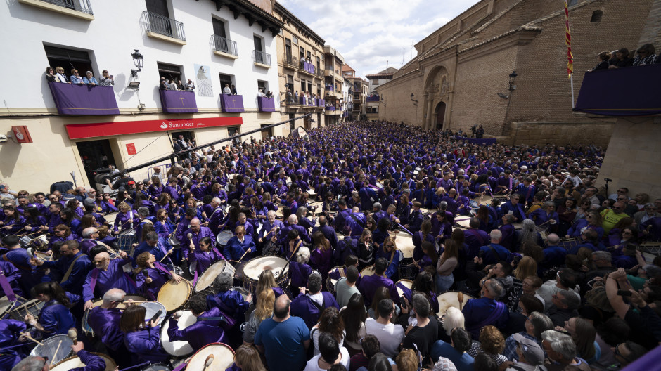 Los bombos y tambores resuenan en honor a Cristo al 'romper la hora' este Viernes Santo