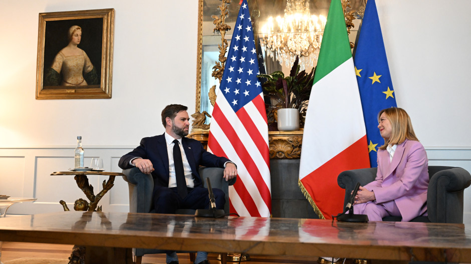 La primera ministra italiana, Giorgia Meloni, habla con el vicepresidente estadounidense, J. D. Vance, en el Palacio Chigi