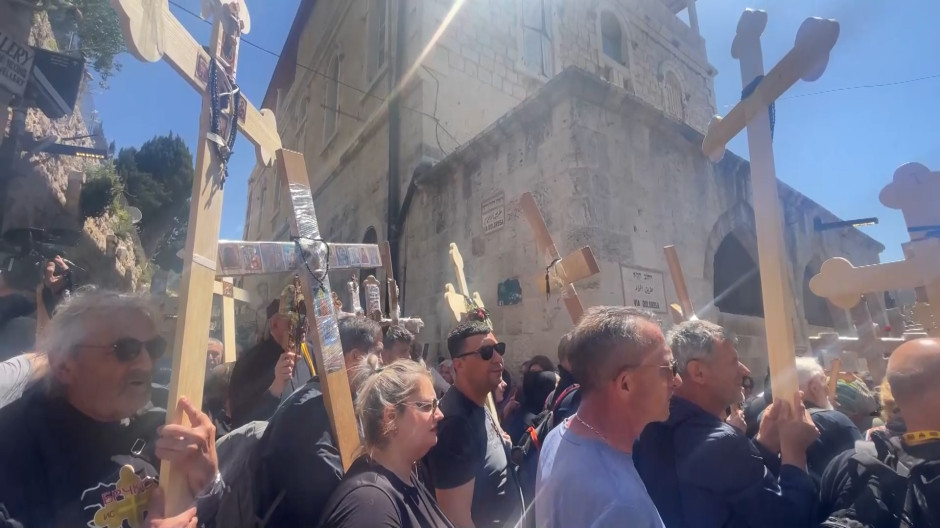 Cientos de peregrinos celebran el Viernes Santo en Jerusalén pese al conflicto en Gaza