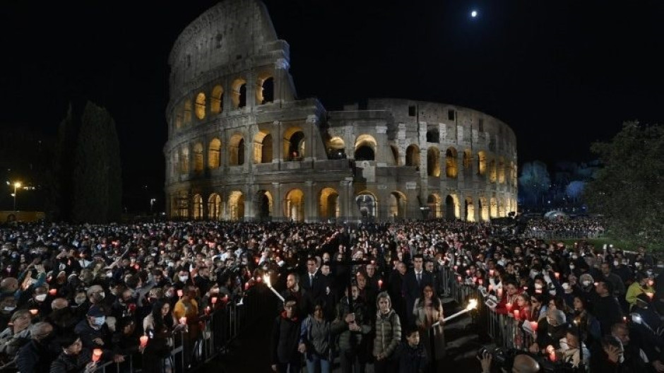 EuropaPress_6652845_via_crucis_coliseo_roma_foto_archivo