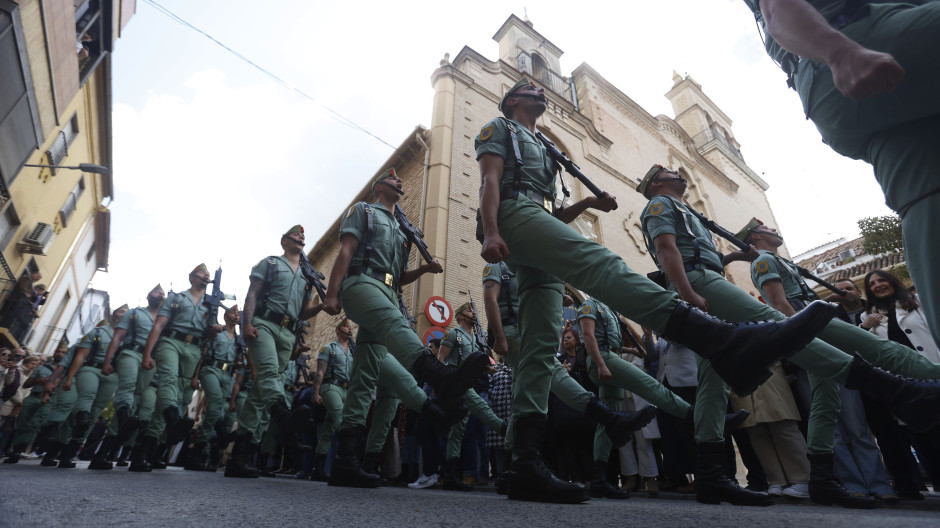 La legión desfila con su característica sincronía en el Sábado Santo de Córdoba