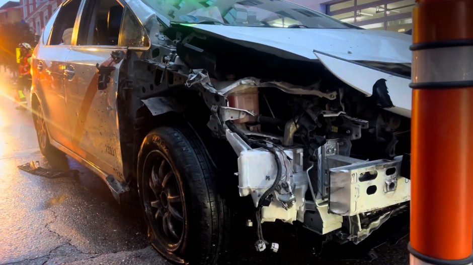 Un taxi colisiona con un andamio en la calle San Bernardo en pleno centro de Madrid