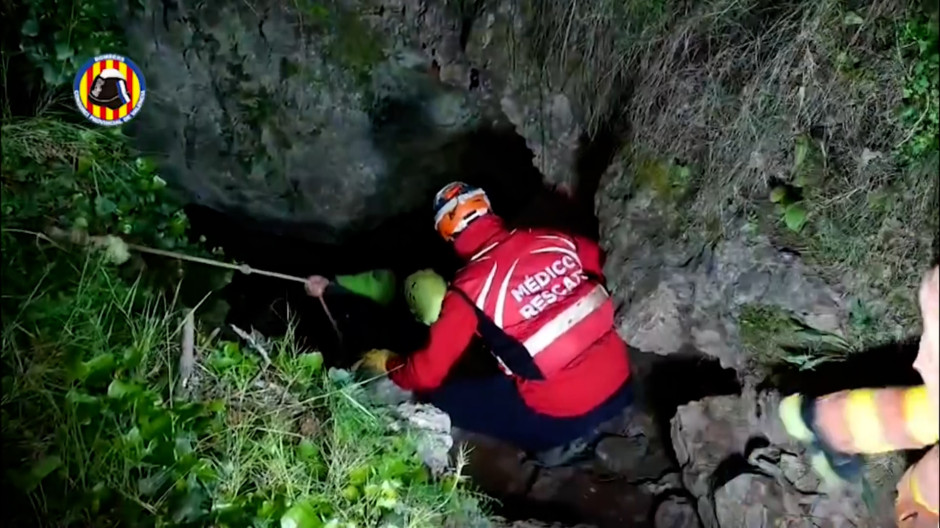 Rescatan en buen estado de salud a los cuatro hombres que quedaron atrapados en una cueva en Vallada