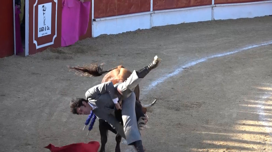 Cayetano Rivera sufre un revolcón en el festival taurino de Zahara