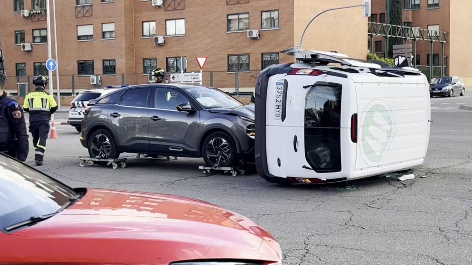 Coches volcados y cortes de tráfico: el aparatoso accidente ocurrido en el barrio de Carabanchel