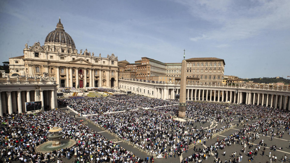 DIRECTO | Los fieles se reúnen en la Plaza de San Pedro tras la muerte del Papa Francisco