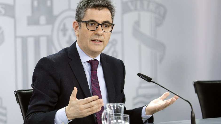 Bolaños comparece en rueda de prensa tras el fallecimiento del Papa, en directo
