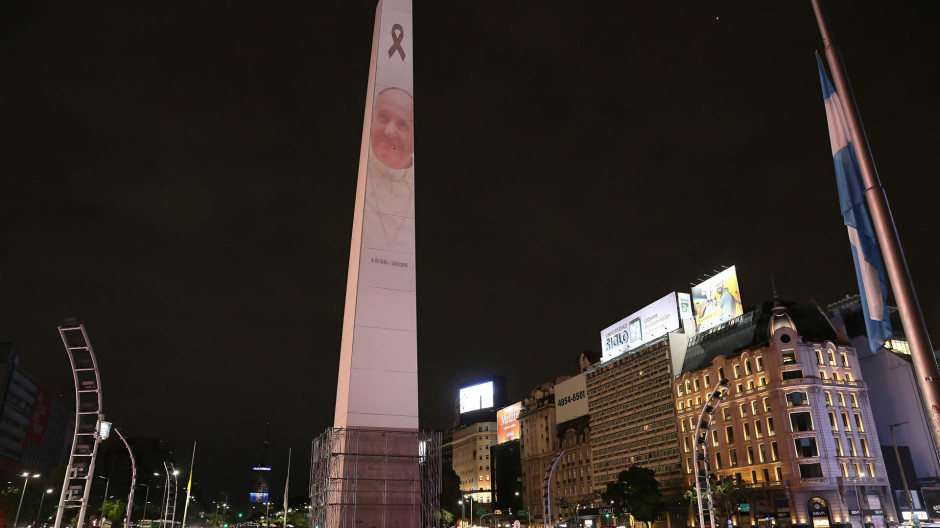 Buenos Aires ilumina su obelisco en memoria del Papa Francisco