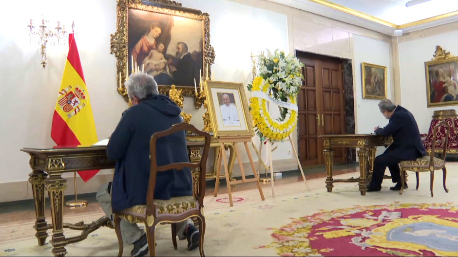 Fieles y autoridades rinden homenaje al papa Francisco en la Nunciatura de Madrid