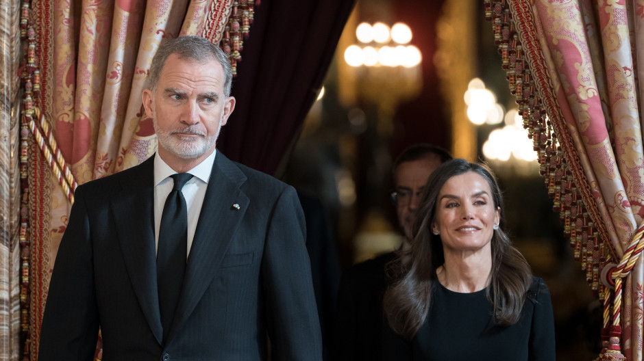 Álvaro Pombo recibe el Premio Cervantes 2024 en una ceremonia presidida por los Reyes, en directo