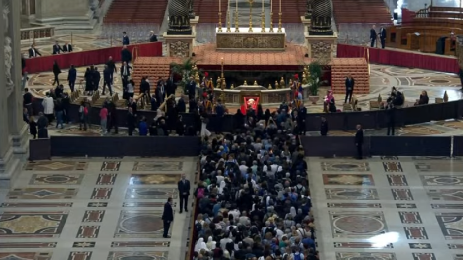 Fieles acercándose a despedir al Papa Francisco