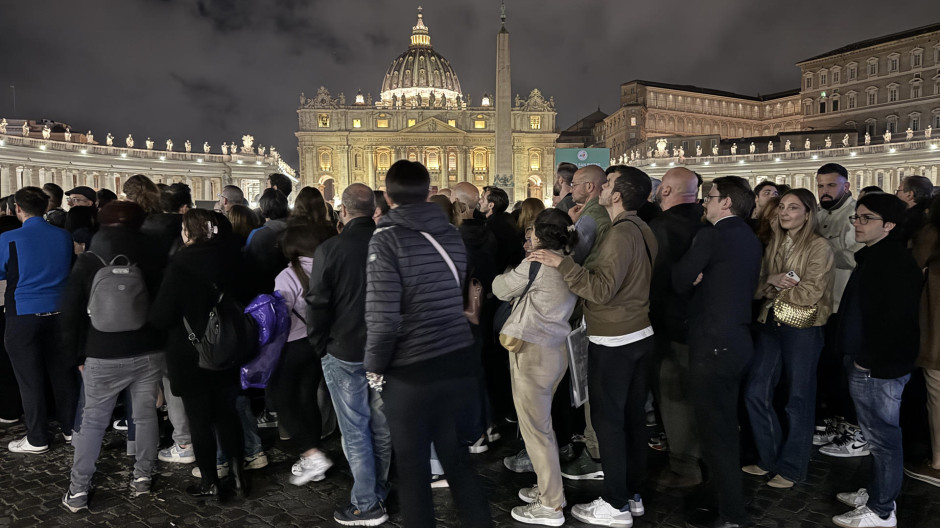 Los fieles se acercan día y noche a la plaza de San Pedro tras la muerte del Papa