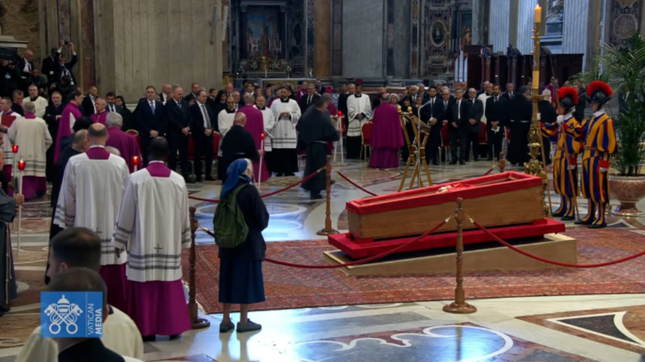 La religiosa que se saltó el protocolo para dar el último adiós a Francisco