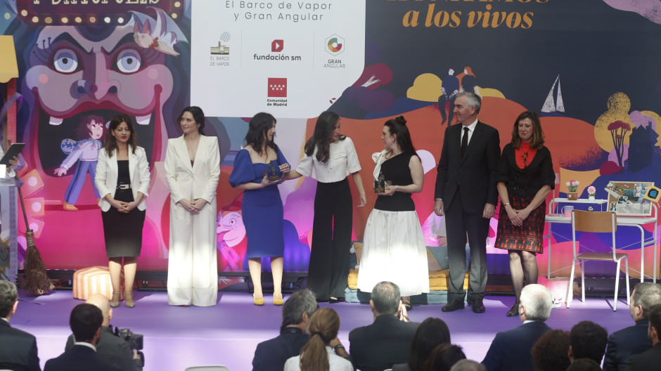 Letizia entrega los premios a la literatura infantil y juvenil en los Premios SM 2025
