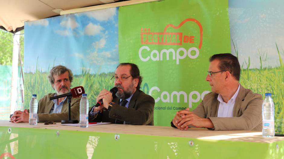 (I-D) Laureano de Las Cuevas, Ramón Pérez-Maura y Luis Fernando Villanueva en SI Campo