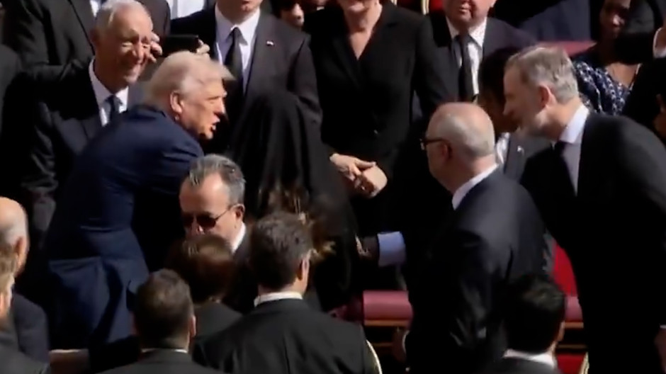 Felipe VI estrechando la mano de Trump en el funeral del Papa Francisco