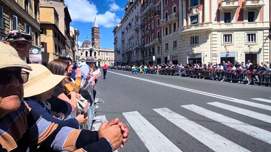 Suenan las campanas en Santa María Mayor antes de recibir los restos mortales del Papa Francisco