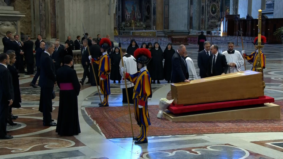 Los reyes de España llegan a la plaza de San Pedro para el funeral del Papa Francisco