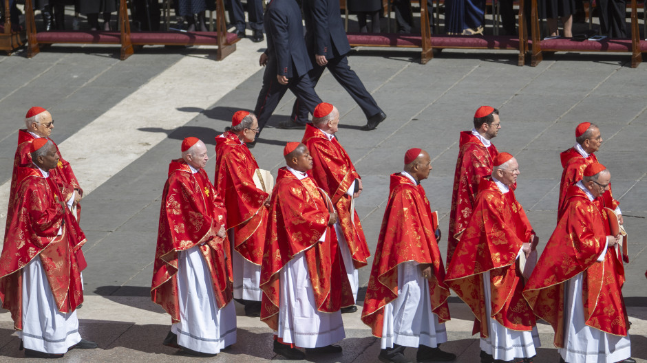 Llegada de los cardenales al funeral del Papa