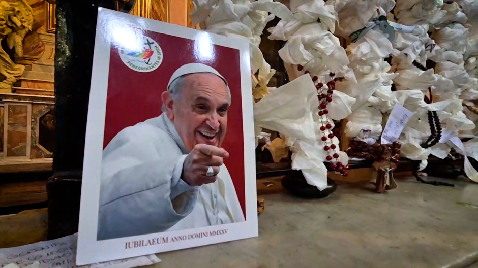 Memorial improvisado del Papa Francisco en la iglesia de Santa María in Traspontina