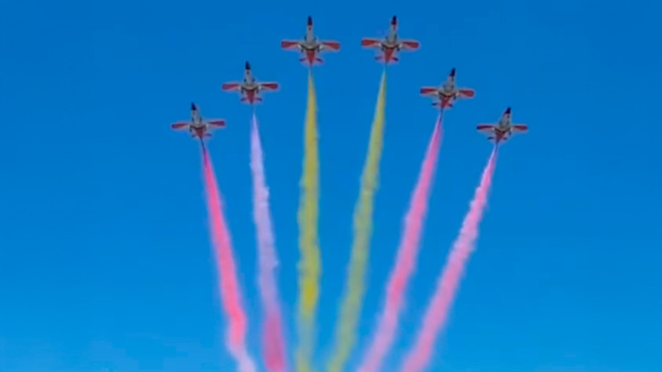 Cazas sobrevolando el cielo de Jerez mientras proyectan la bandera de España