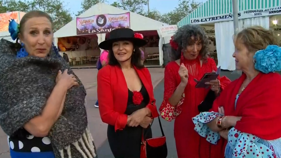 Mujeres con trajes de flamenca en la feria de abril de Cataluña